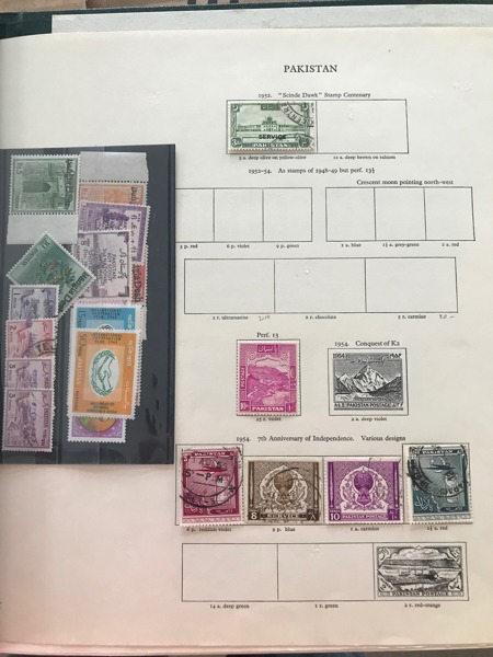 PAKISTAN Liten samling ostämplat på albumblad 1952 - 1970