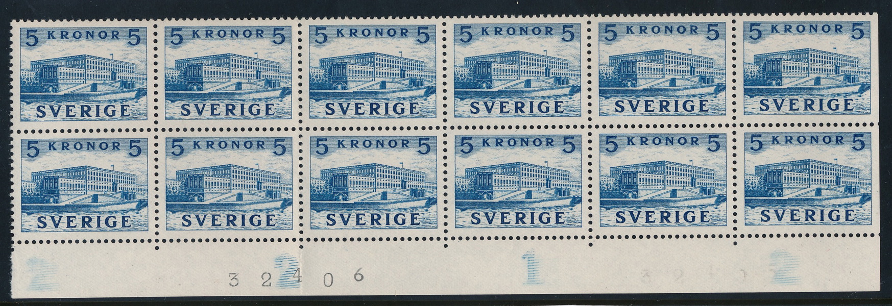 F332CB postfriskt häftesark om 12 märken och marginal med både cylssiffror 1 & 2 samt kontrollnummer 32406