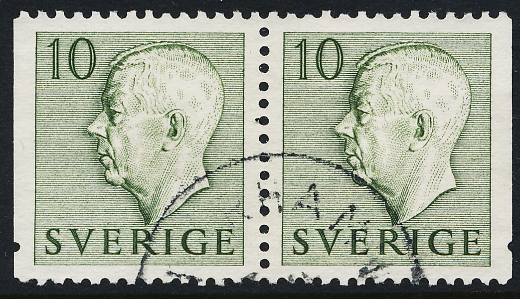 F399BB Gustaf VI Adolf typ 1 - 10 öre grön, stämplat par med s.k. ledhål på båda märkena