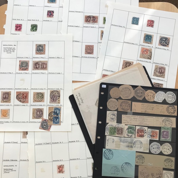 PARTI  245 st Stockholmsstämplar på äldre samlarblad med stämpeltyper