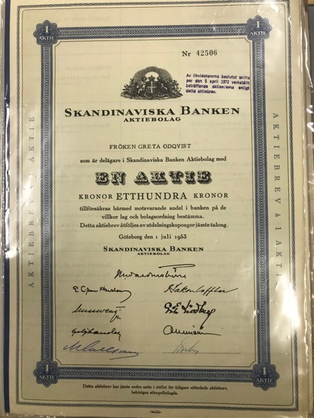 Pärm med aktiebrev, dokument, kvitton, program etc.