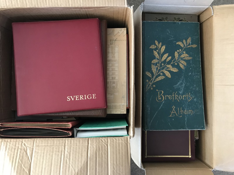 VYKORT Två kartonger med mest moderna vykort