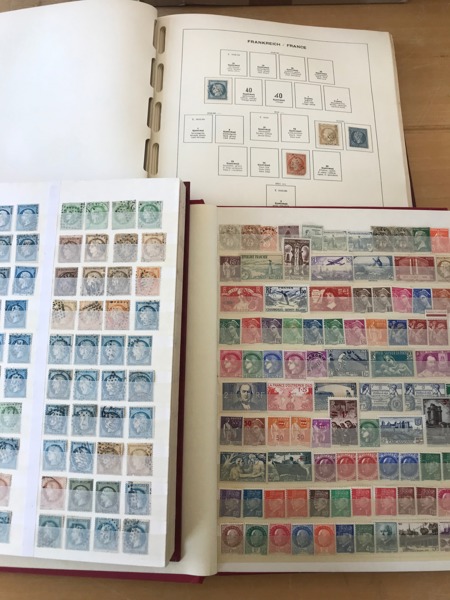 FRANKRIKE. Samling i album och två fulla insticksböcker, klassiskt till ca 1950