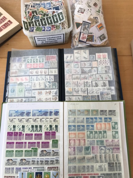 SVERIGE.  Album från Ringtyp t.14, tre insticksböcker med ostämplat/postfriskt plus mndrea album med försändelser