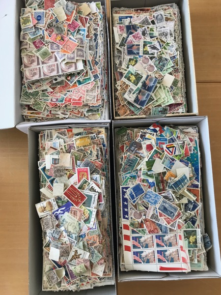 HELA VÄRLDEN. Totalt 6,6 kg (inkl. kartong) osorterade tvättade märken i skokartonger