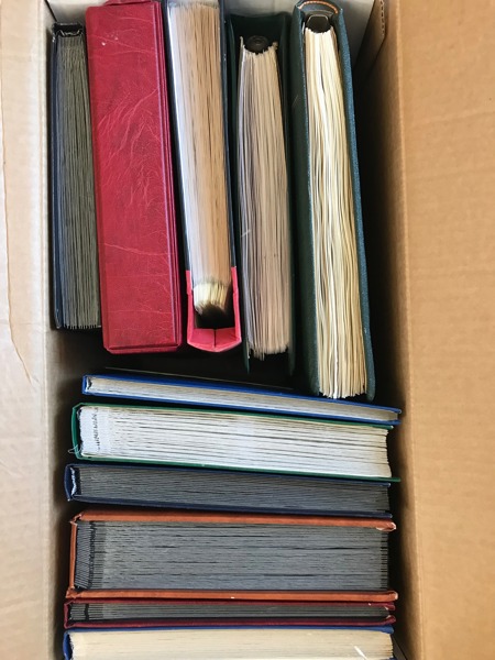 HELA VÄRLDEN. 11 album och insticksböcker mest från länder i Asien.