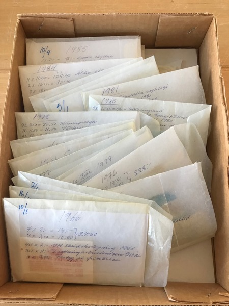 Parti med 272 häften 1966-1996, alla med markeringar.