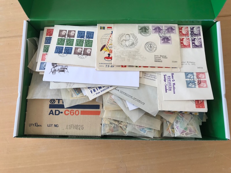 HELA VÄRLDEN. Spännande fyndkartong med massor med märken och block i pergamyn, på visirkort och i småkartonger. Även några bättre FDC Sverige.