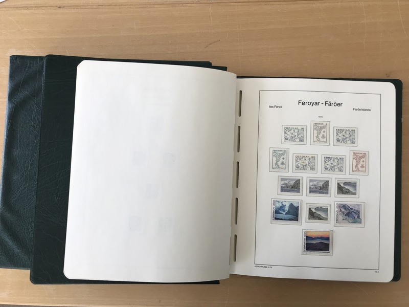 FÄRÖARNA. Komplett postfrisk samling 1975 - 2003 i fräscht Leuchtturm-album med kassett