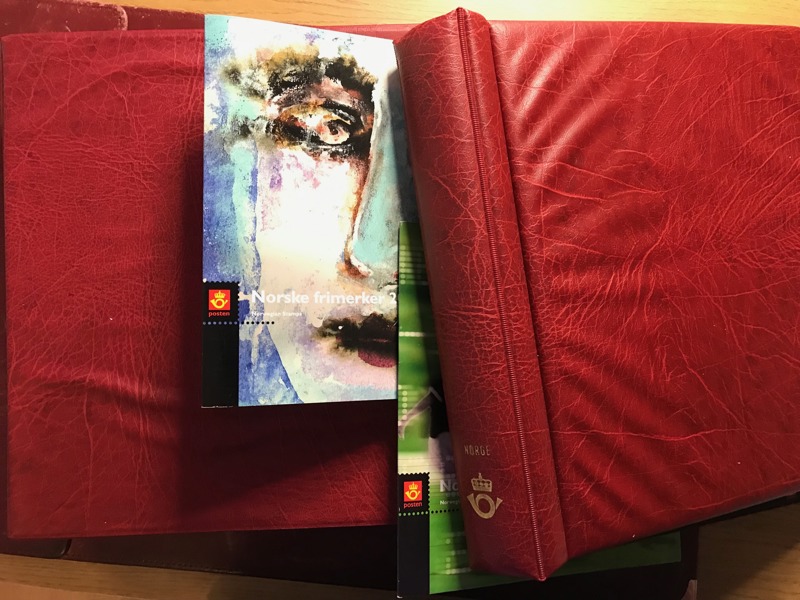 NORGE. Postfriskt i Leuchtturm-album med kassett. Blad 1980 -2001 och märken 1992 - 2001.