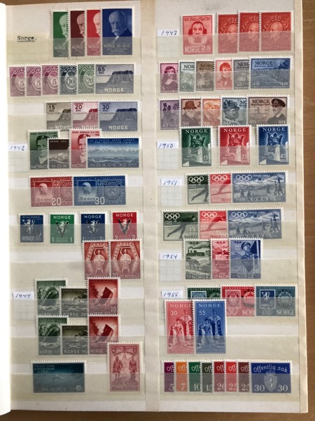 NORGE. Samling postfriskt 1940 - 1994 i tre insticksböcker; Enkelmärken, större enheter, block och miniark, flera av varje.