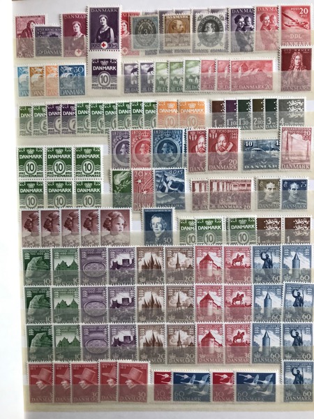 DANMARK. Samling postfriskt 1940 - 1993 i fyra insticksböcker; Enkelmärken, större enheter, block och miniark, flera av varje.