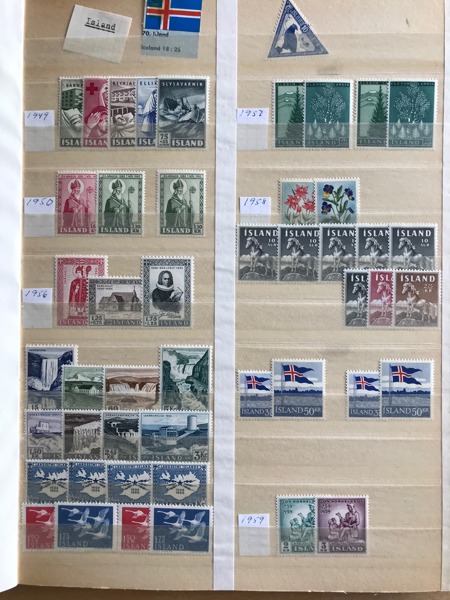 ISLAND. Samling postfriskt 1949 - 1993 i två insticksböcker; Enkelmärken, större enheter, block och miniark, flera av varje.