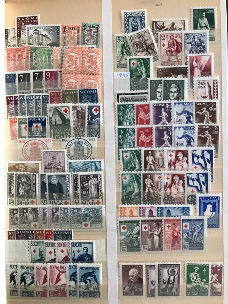 FINLAND. Samling postfriskt 1929 - 1993 i fem insticksböcker; Enkelmärken, större enheter, block och miniark, flera av varje. ÅLAND i en insticksbok 1984 - 2000.