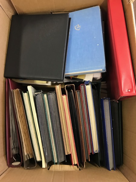 EUROPA. Flyttkartong med 20 album/instickböcker, vykort, gamla urvalshäften m.m.