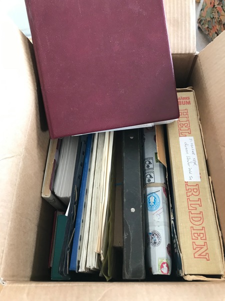 HELA VÄRLDEN. Fyndkartong med album HV och insticksböcker