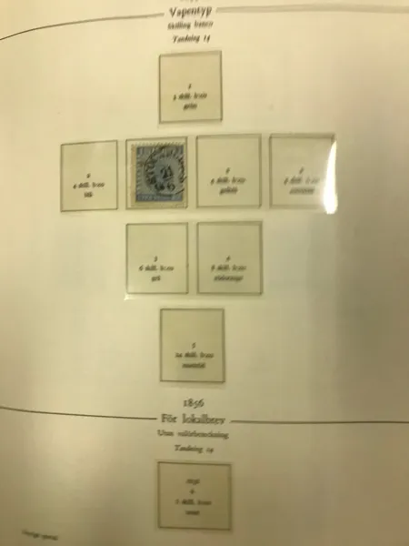 SVERIGE. Liten fyndkartong med bl.a. samling 4-sk bco till 1957 i äldre album och tre insticksböcker med stämplar