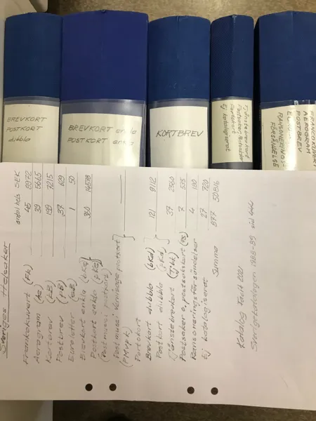 HELSAKER Mycket vacker och ambitiös samling helsaker i fem pärmar + bunt monterat på kartongpapper, totalt 877 st olika