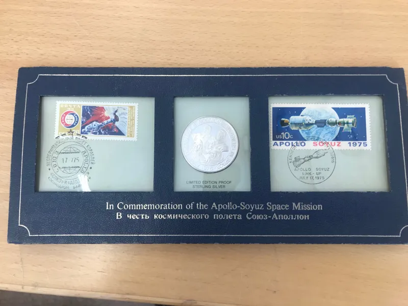 Minnesfolder av rymdresan Apollo-Soyuz 1975, Frimärke Sovjet och USA samt minnesmynt i silver