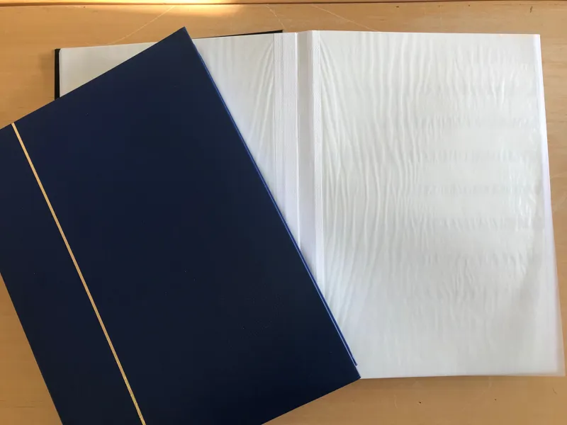 INSTICKSBÖCKER 2 st fräscha med 30 blad/60 sidor, blå och svart pärm, vita sidor. Ser oanvända ut.