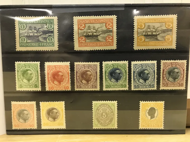 DVI  Parti med 13 ostämplade märken bl.a. ST THOMAS med vacker välcentrerad  5 franc