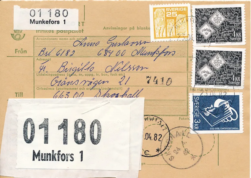 Avi för inrikes postpaket med påklistrad etikett för paketnummer där ortsnamnet är felstavad Munkefors 1 istället för Munkfors