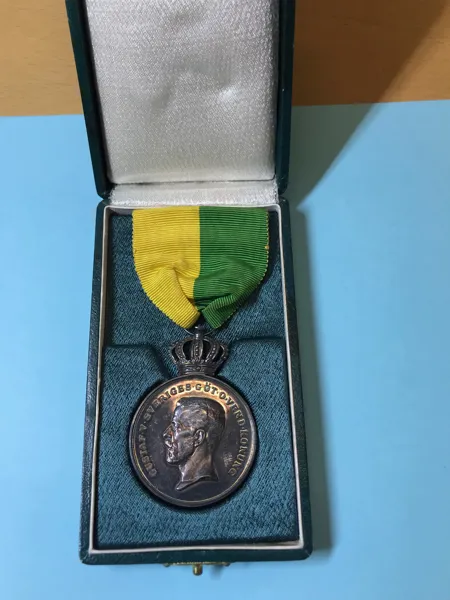 MEDALJ Konungens förtjänstmedalj 1946 med mörk, vacker patina