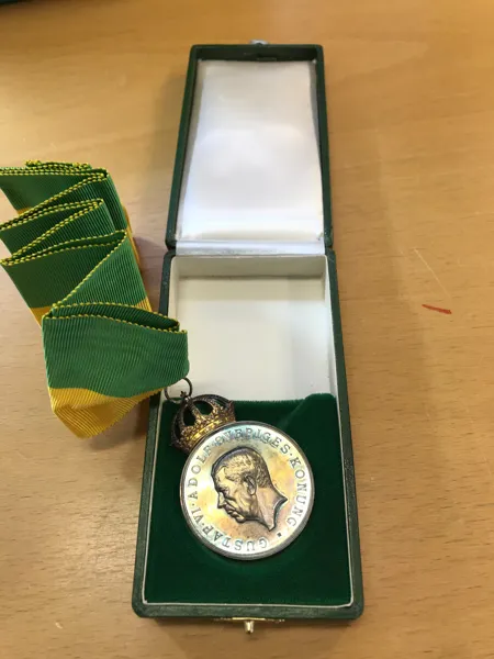 MEDALJ Konungens förtjänstmedalj 1968 i en härlig patina